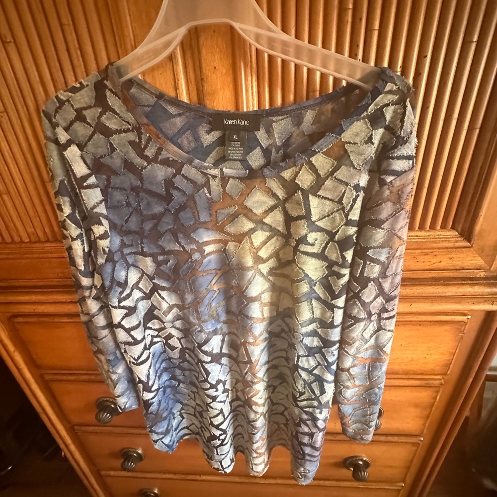 Karen Kane Blue and Gray Tie-Dye Patterned Top